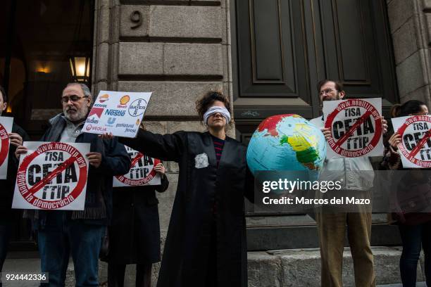 Performance carried out in front of the Ministry of Finance where activists have delivered 417k European signatures against TTIP, TISA and CETA.