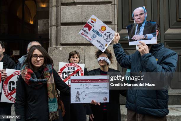 Performance carried out in front of the Ministry of Finance where activists have delivered 417k European signatures against TTIP, TISA and CETA.