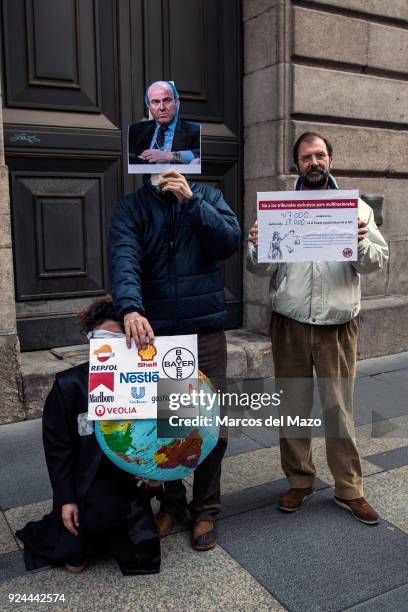 Performance carried out in front of the Ministry of Finance where activists have delivered 417k European signatures against TTIP, TISA and CETA.