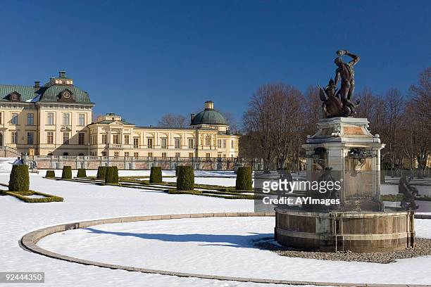 schloss drottningholm im schnee - royal palace oslo stock-fotos und bilder