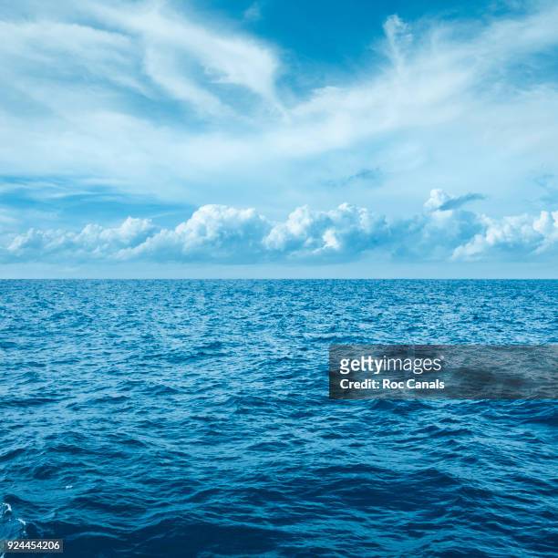 sea with clouds - vista marina fotografías e imágenes de stock