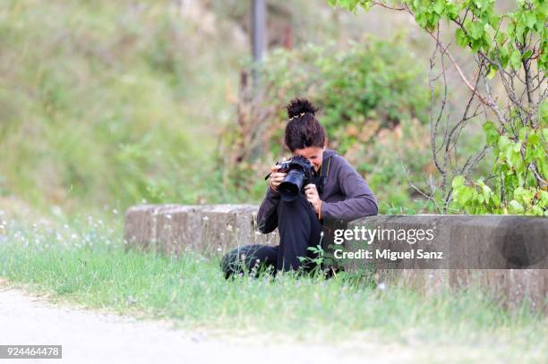 woman taking photographs - telephoto lens stock pictures, royalty-free photos & images