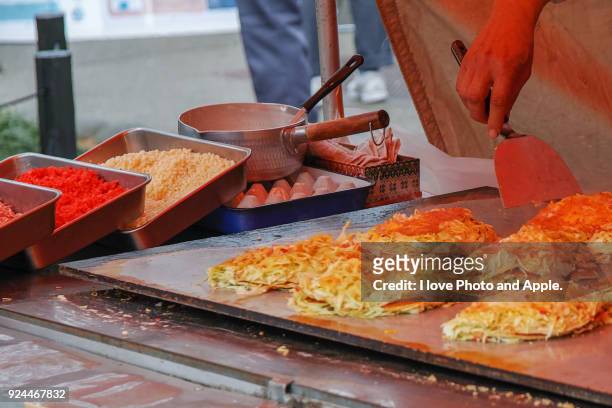 okonomiyaki at stalls - tenkasu 個照片及圖片檔