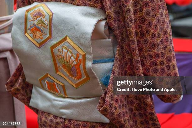 kimono women's back view, kimono sash belt - obi sash fotografías e imágenes de stock