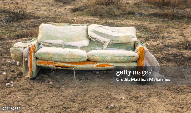 old abandoned sofa - makarinus 個照片及圖片檔