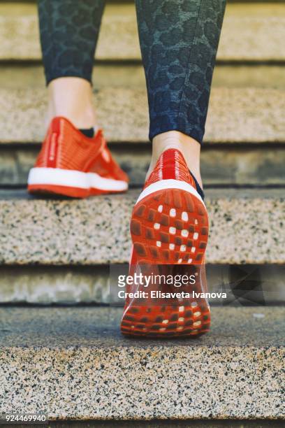 close-up van sportschoenen - female feet soles stockfoto's en -beelden