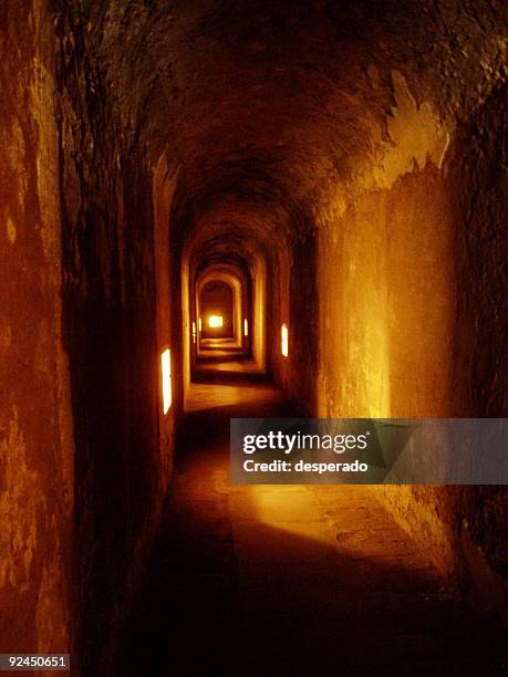 underground tunnel - doordringen stockfoto's en -beelden