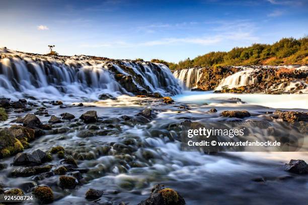 the bruarfoss waterfall in iceland. - langzeitbelichtung fotografías e imágenes de stock