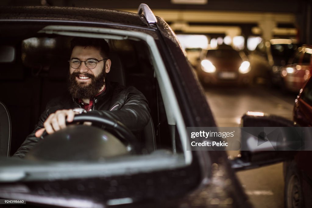 Homem sai do estacionamento
