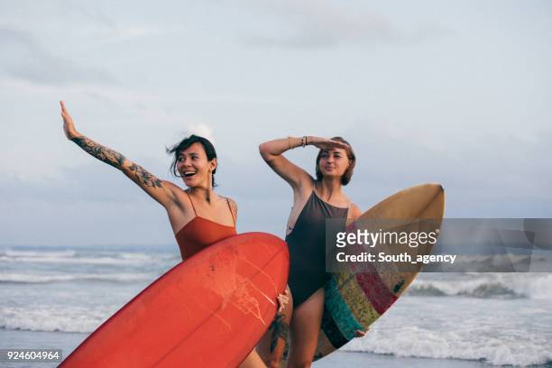 surfer girls - swimsuit models girls stock pictures, royalty-free photos & images