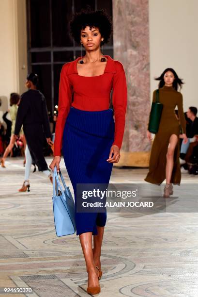 Model presents a creation by Jacquemus during the Fall/Winter 2018-2019 fashion week, on February 26 in Paris. / AFP PHOTO / ALAIN JOCARD