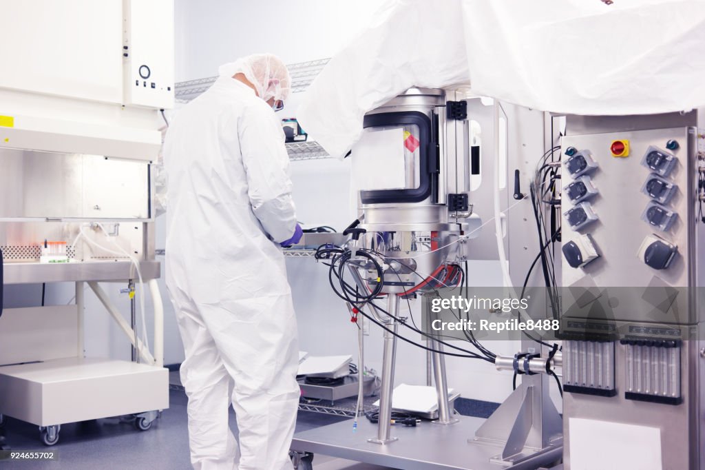 Wetenschapper werken in een cleanroom