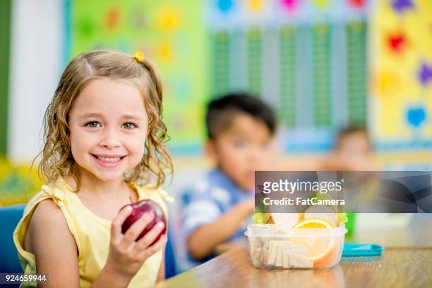 eten van een appel - school lunch stockfoto's en -beelden