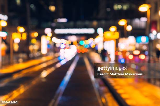 modern defocused berlin rush hour night city szene with traffic and bokeh lights - makarinus photos et images de collection