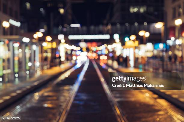 modern defocused berlin rush hour night city szene with traffic and bokeh lights - matthias makarinus stock-fotos und bilder