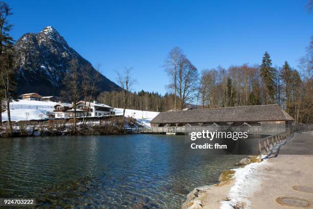 weir in schönau am königssee (berchtesgadener land, bavaria, germany) - stuw stockfoto's en -beelden