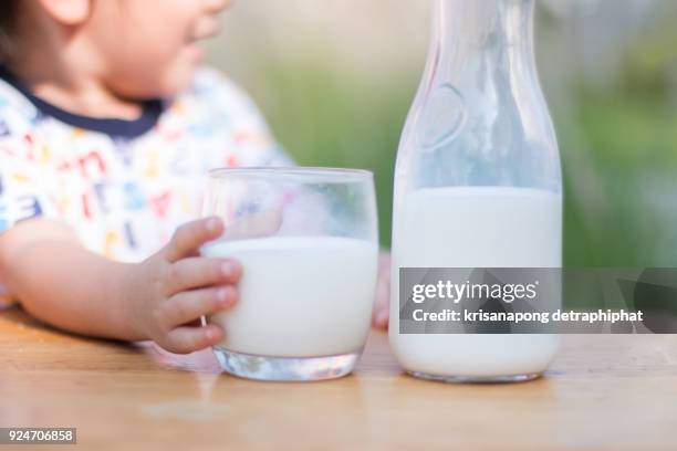 milk,milk bottle,milk glass - baby products photos et images de collection