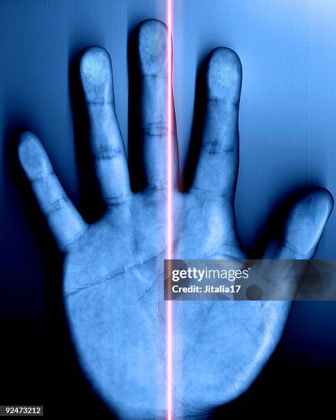 incumplimiento de seguridad de un escáner de mano con láser rojo - palm scanner fotografías e imágenes de stock