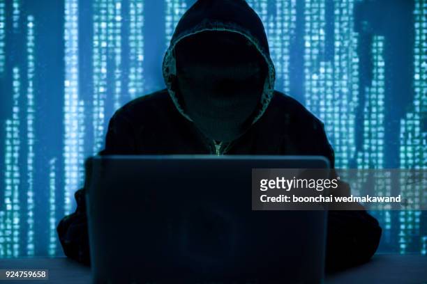 computer hacker or cyber attack concept background - roubando crime - fotografias e filmes do acervo