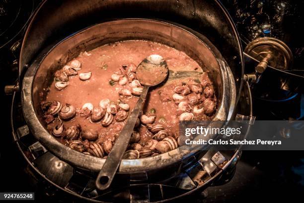 snails in a buffet - narbonne stockfoto's en -beelden