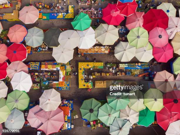 direct boven de weergave van een buurt markt in turkije - izmir stockfoto's en -beelden