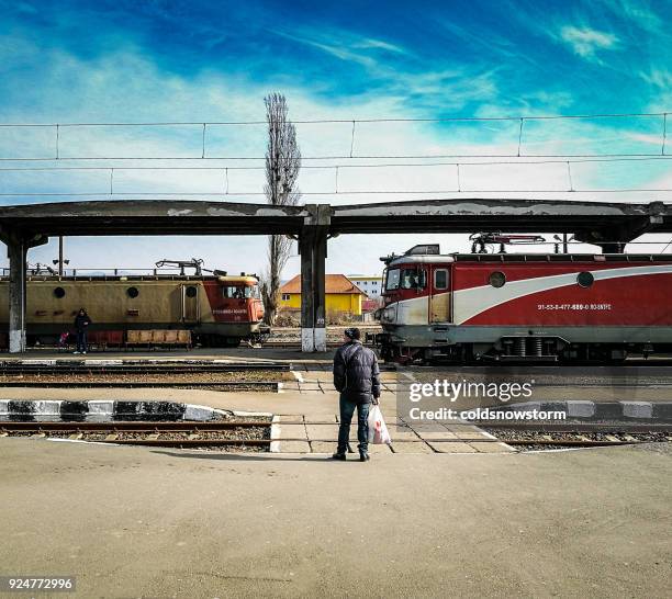 persone in attesa alla stazione ferroviaria di deva, romania - hunedoara foto e immagini stock