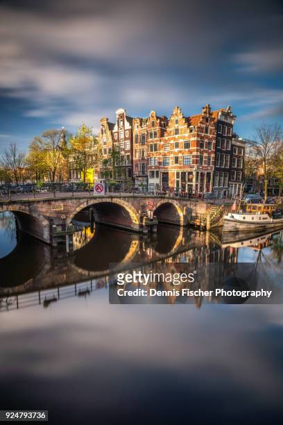 amsterdam bridge and canal house - amsterdam sunrise stockfoto's en -beelden