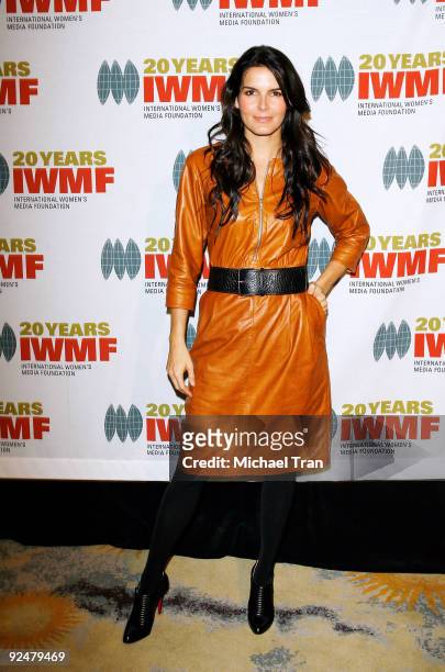 Angie Harmon arrives to the IWMF "Courage In Journalism" Awards held at Beverly Hills Hotel on October 28, 2009 in Beverly Hills, California.