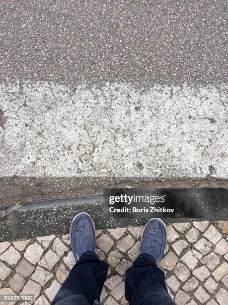 time to go. - portugees straatmozaïek stockfoto's en -beelden