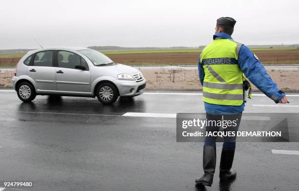 Lancement national en Seine-et-Marne de l'expérimentation du PV électronique ". Un gendarme effectue un contrôle routier, le 03 novembre 2009 à...