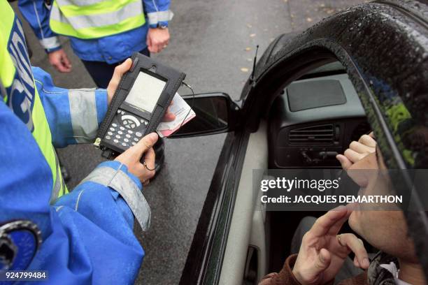 Lancement national en Seine-et-Marne de l'expérimentation du PV électronique ". Un gendarme teste un nouveau terminal de contraventions, le Procès...