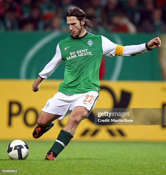 Torsten Frings of Bremen runs with the ball during the DFB Cup round of 16 match between between Werder Bremen and 1. FC Kaiserslautern at the Weser...