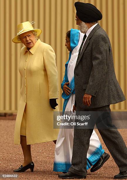 Queen Elizabeth II bids farewell to the President of the Republic of India, Prathibha Devi Singh Patil and Indian dignitaries, in the grounds of...