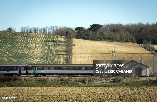 Train runs near Baziege, in the southern Toulouse Region on February 27, 2018 on the Carcassonne-Toulouse line. / AFP PHOTO / ERIC CABANIS