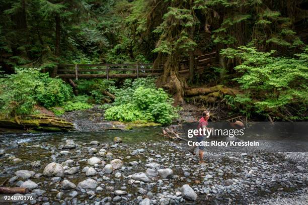 man throwing his hat - olympic peninsula photos et images de collection