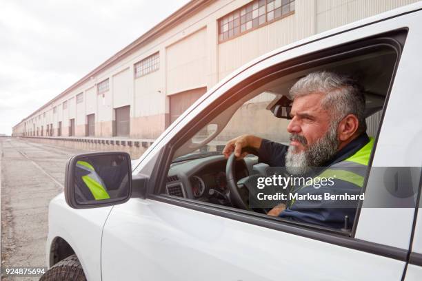 construction worker sitting in his pick-up truck - pick up truck 個照片及圖片檔