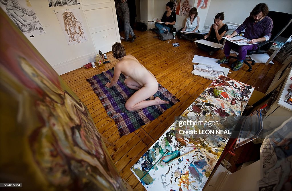 Squatters lead a life-drawing class in p