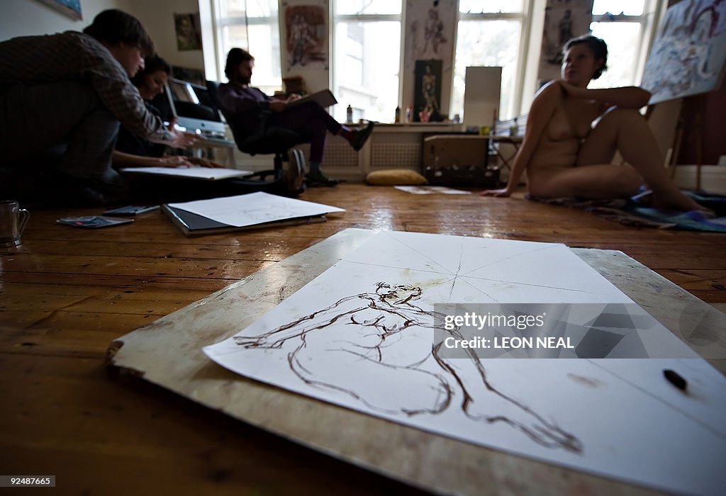 Squatters lead a life-drawing class in p