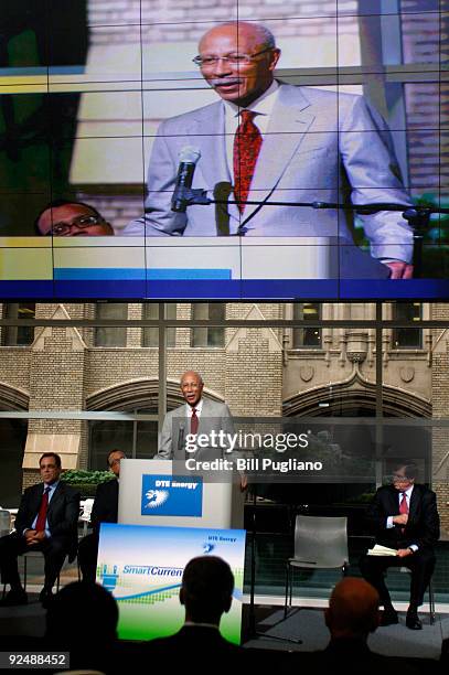 Detroit Mayor Dave Bing speaks at a press conference at Detroit Edison October 29, 2009 in Detroit, MIchigan. White House Director of Auto...