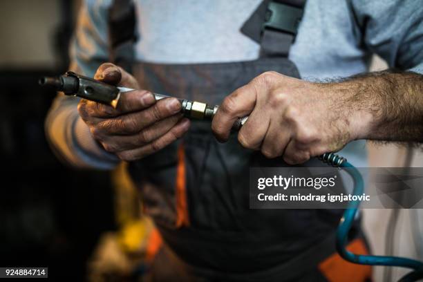 mechanic holding compressor - mangueira imagens e fotografias de stock