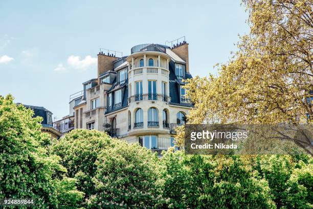 city apartments in paris, france - ile de france stock pictures, royalty-free photos & images