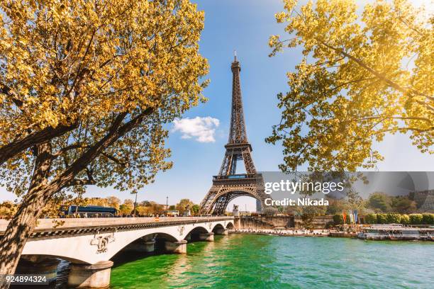 torre eiffel en parís, francia - paris fotografías e imágenes de stock