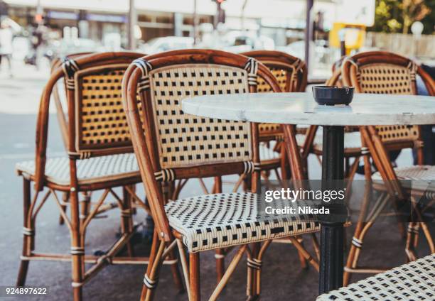 lege stoelen in een restaurant op de straten van parijs - frans terras stockfoto's en -beelden