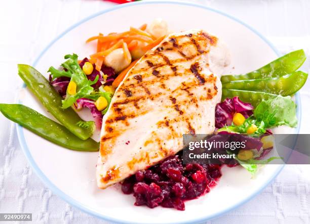 hühnchen-gericht - gegrillte hühnerbrust stock-fotos und bilder