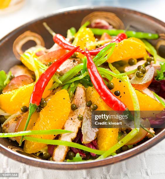 salada fresca com laranja - pimenta de caiena imagens e fotografias de stock