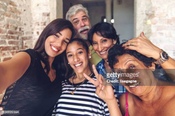 portrait de famille cubaine multi-génération - mamie grimace photos et images de collection