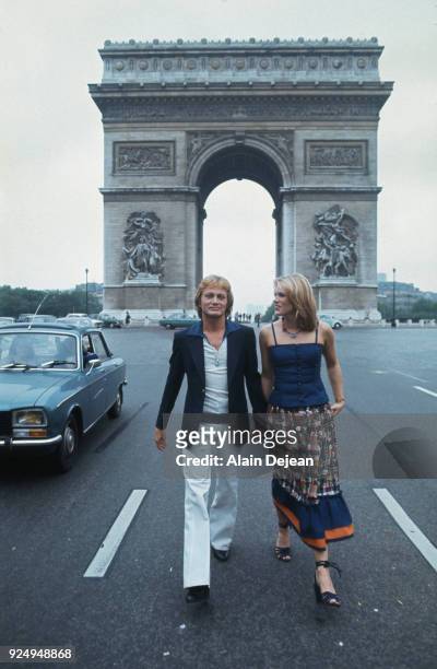 Paris - French singer Claude François with his partner Kathalyn Jones on Champs-Elysées Avenue