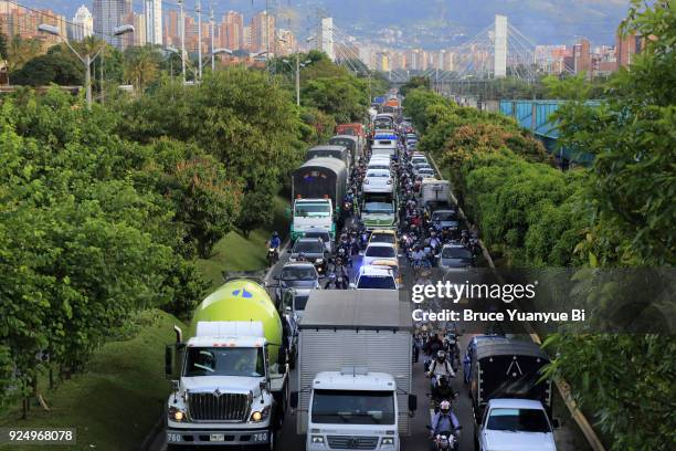 traffic congestion - medellin kolumbien stock-fotos und bilder