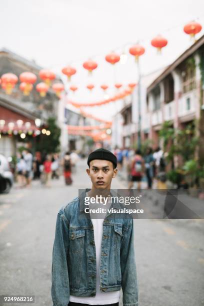 jonge aziatische man - george town penang stockfoto's en -beelden