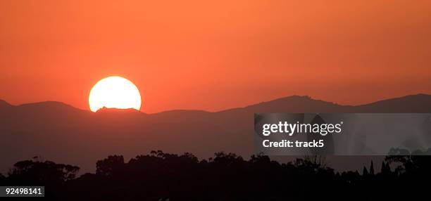 african puesta de sol sobre las montañas del norte de áfrica de túnez - desierto libio fotografías e imágenes de stock